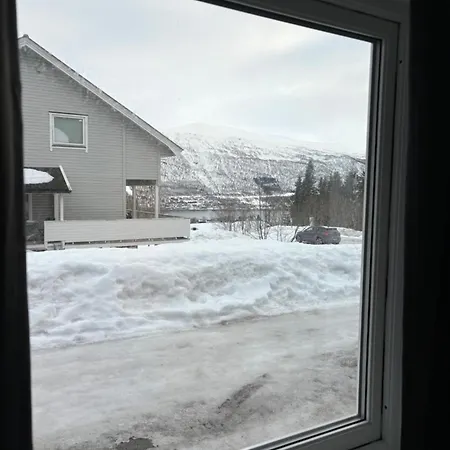 Sentral 4-roms I Trollbakken דירה