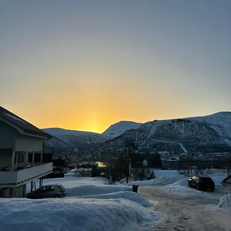 Sentral 4-roms I Trollbakken Apartman Tromsø